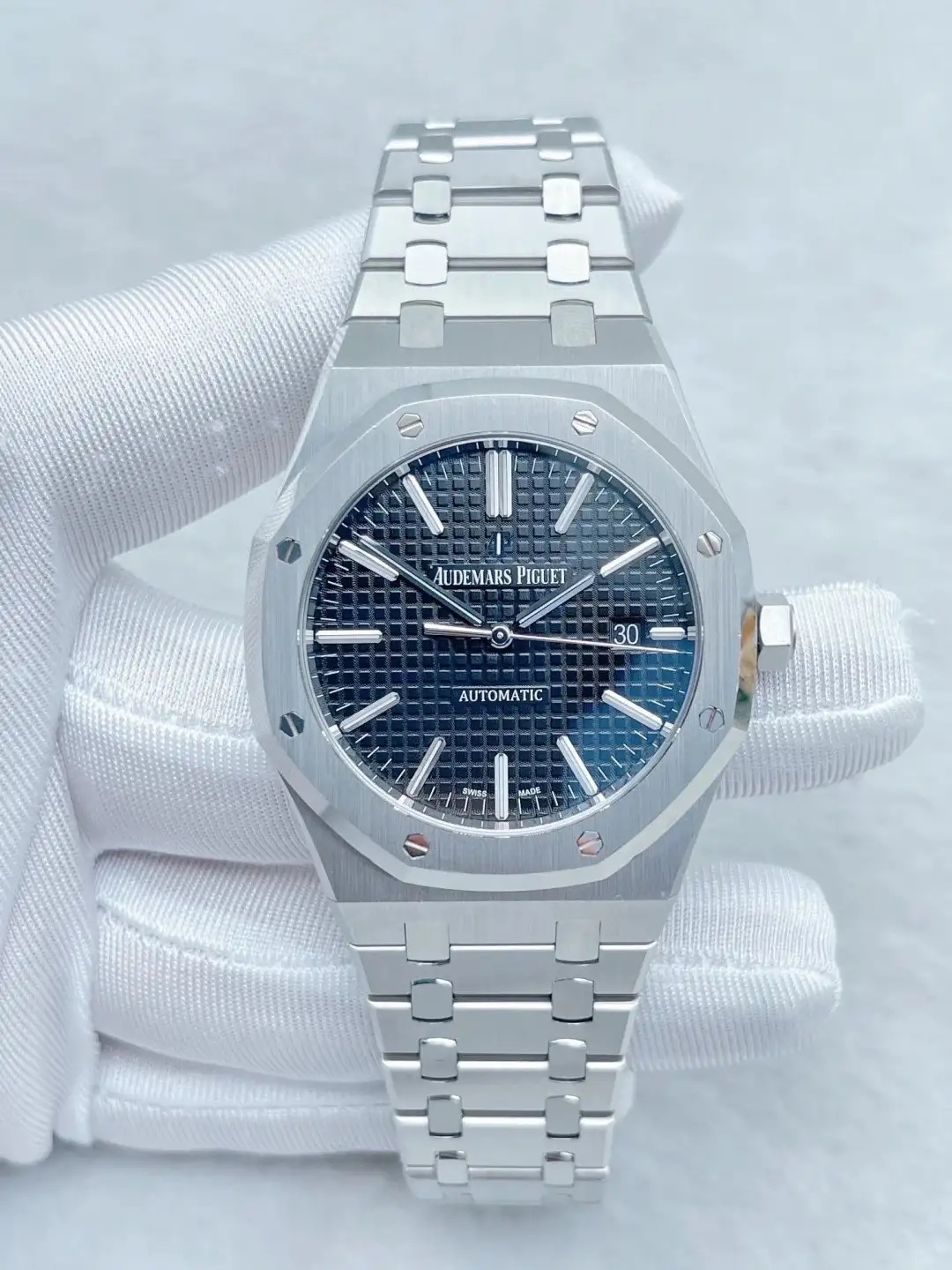 Audemars Piguet Royal Oak Selfwinding Blue 15400ST.OO.1220ST.03 - Image 2