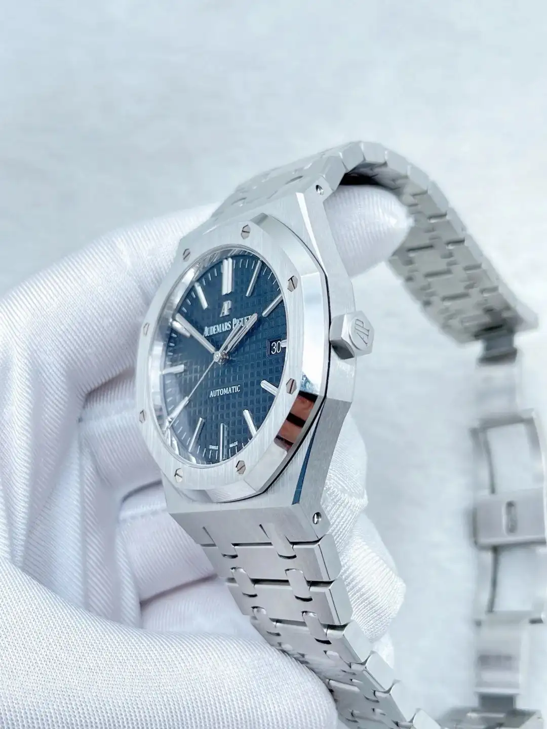 Audemars Piguet Royal Oak Selfwinding Blue 15400ST.OO.1220ST.03 - Image 3