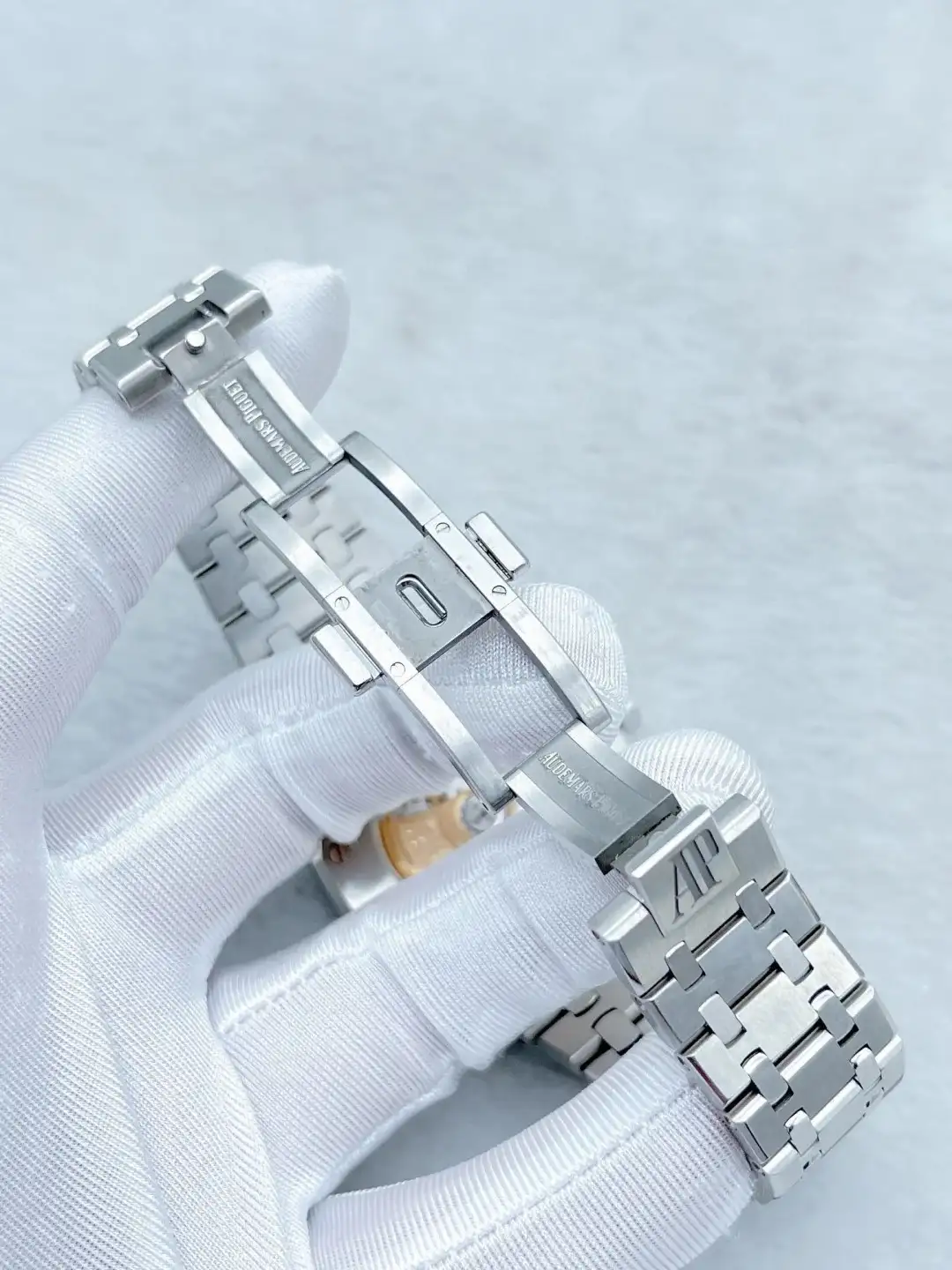 Audemars Piguet Royal Oak Selfwinding Blue 15400ST.OO.1220ST.03 - Image 4